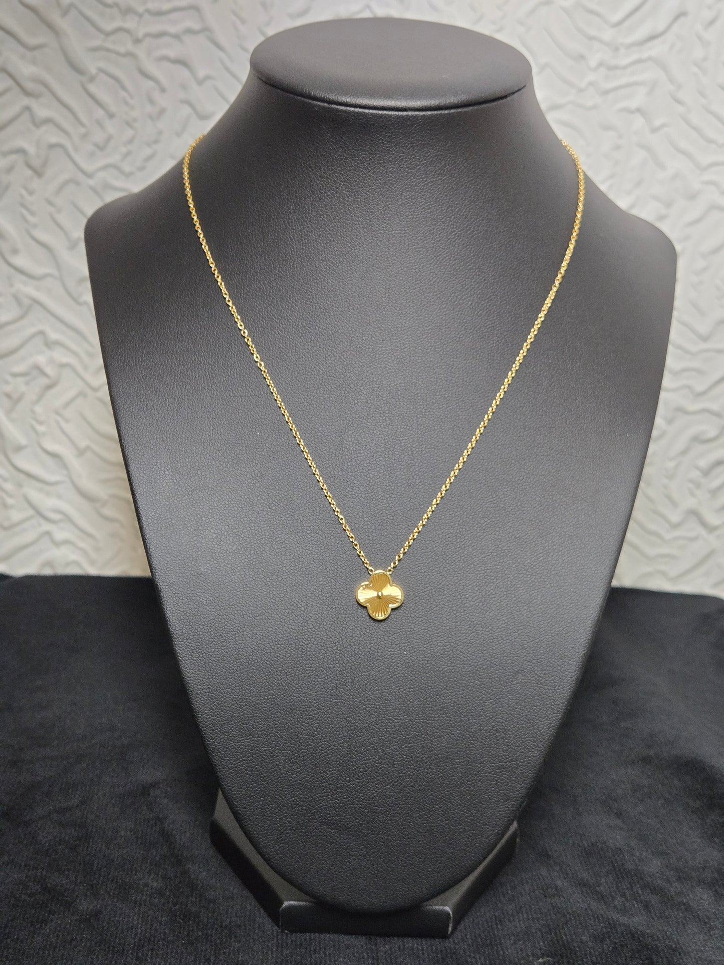 Gold clover necklace